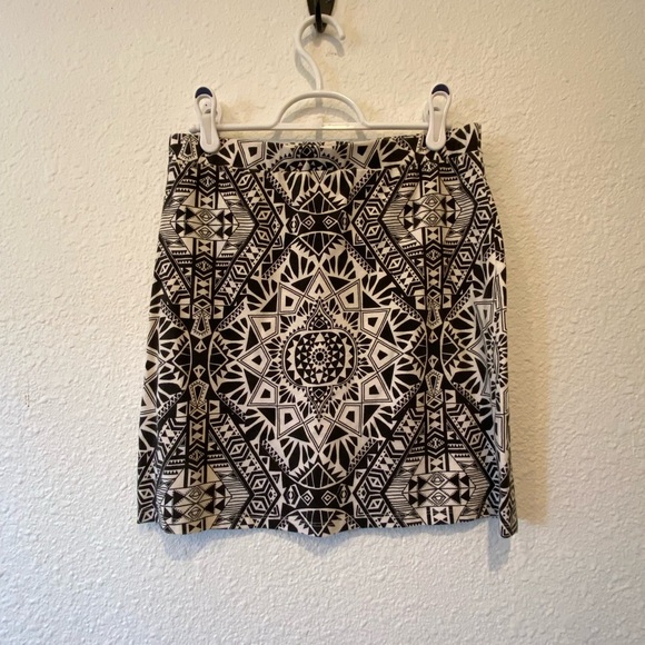 Geometric Black and White mini skirt - Picture 1 of 4